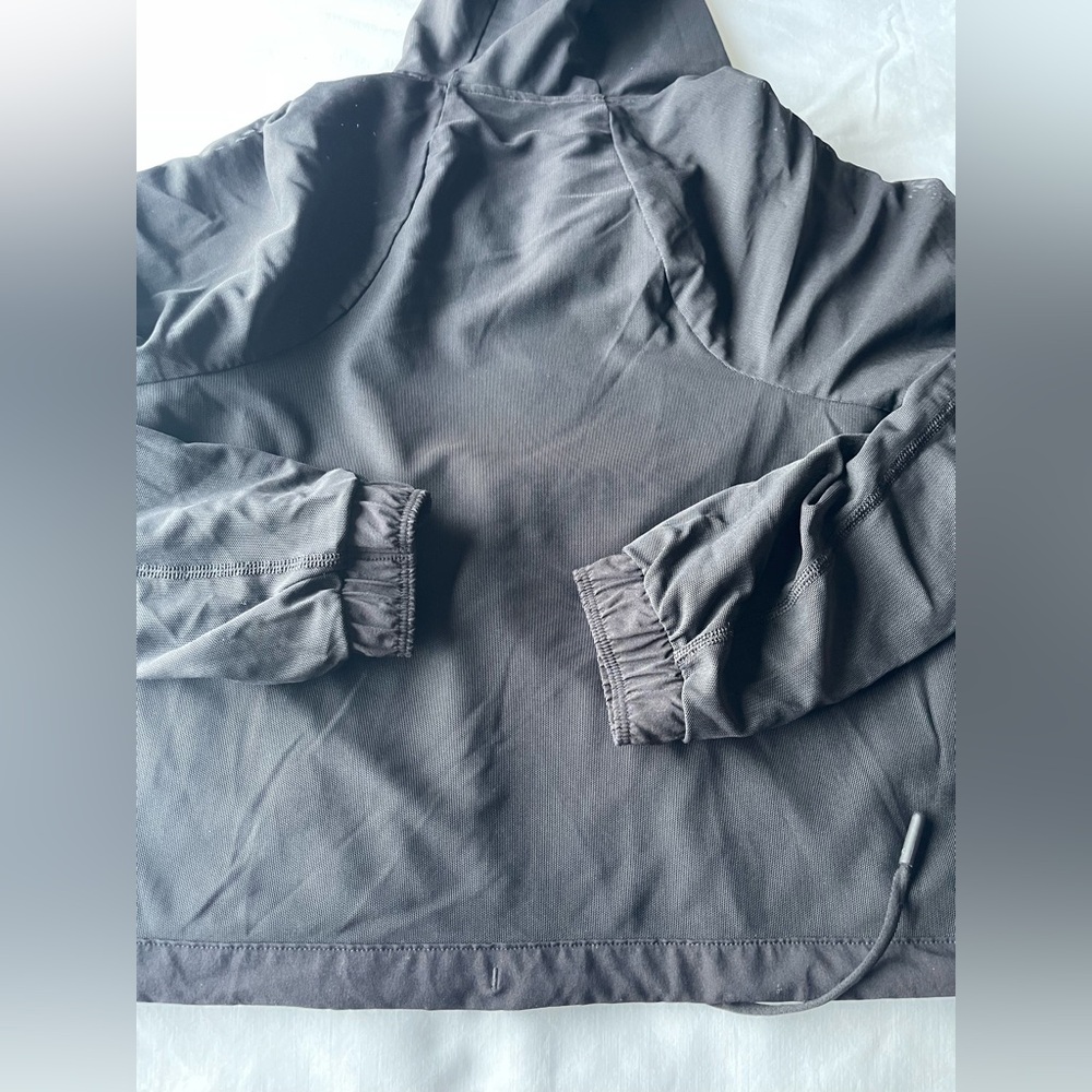 Lululemon Catch a Breeze Black Cropped Pullover Hoodie Fits like Women’s Size 2 - Picture 10 of 14